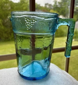 VTG BLUE GRAPEVINE EMBOSSED PITCHER~7"~40 OZ~PRESSED GLASS~FRANCE~V EXC COND - Picture 1 of 6