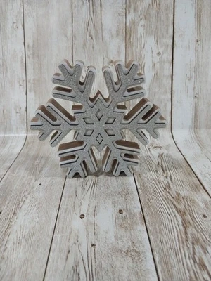 ¡Nuevo! Brillo Copo de Nieve Navidad Invierno Vacaciones Madera 4.75" Blanco Plata Recorte Foto 1 de 4