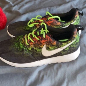 Nike Roshe Jr. Shoes - Picture 1 of 4