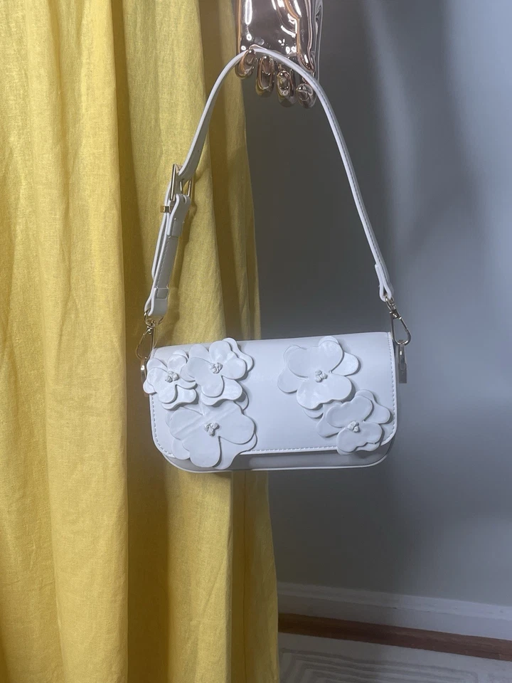 Bolso de hombro blanco roto adornado floral con correa ajustable de Aldo Foto 1 de 4