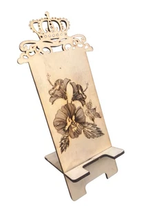 Soporte de teléfono grabado con láser corona de madera con accesorio de teléfono de diseño floral - Imagen 1 de 4