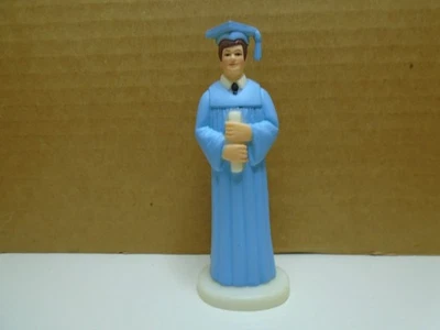 老式塑料毕业男童 5.5 英寸雕像蛋糕杯无品牌 (MF503) — 第 1/4 张图片