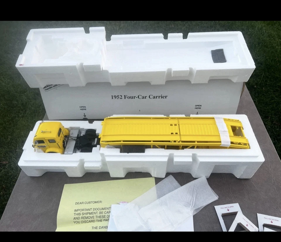 NUEVO EN CAJA - DANBURY COMO NUEVO 1952 CUATRO - PORTACOCHES - 1999 - amarillo - TODO EL PAPELEO Foto 1 de 4