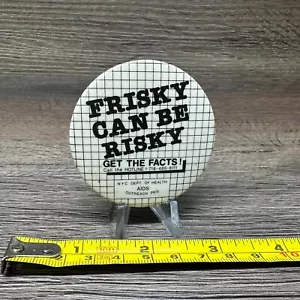 Pin/botón retro "Frisky puede ser arriesgado" ¡Obtén los hechos! Departamento de Salud de Nueva York - Imagen 1 de 2
