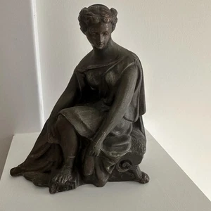 Antiguo reloj de bronce romano griego spelter estatua figurativo manto adorno mujer - Imagen 1 de 9
