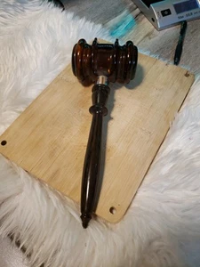 AVON De Colección Botella de Perfume SUBASTADOR MAZO Marrón Vidrio Mango Plástico 10" - Imagen 1 de 8