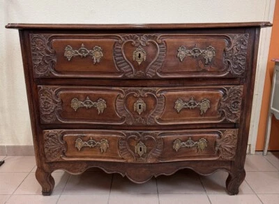 commode Lyonnaise galbée époque Louis XV en noyer massif vers 1750 - Photo 1/4