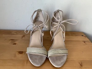 Pour La Victoire ZAHARALS Womens Sz 8M nude blush lace wrap sandals shoes - Picture 1 of 11