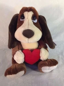 Russ Berrie Plush Puppy BAXTER Hound Dog Sad Eyes Holding Plush Red Heart EC - Imagen 1 de 7