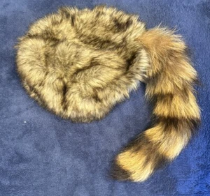 Daniel Boone Coonskin Fur Hat Raccoon Tail Child Youth Size S NWOT - Picture 1 of 5