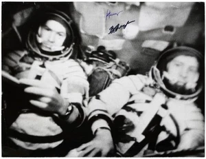 FOTO COSMONAUTI LYAHOV E RUMIN AUTOGRAFATA 16x12" da SOYUZ-32 TRADUZIONE TV - Foto 1 di 1