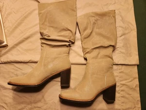 Khakifarbene Wildlederstiefel zum Überziehen. Mit freundlichen Grüßen Jules von Maurices. Größe 9 - Bild 1 von 1