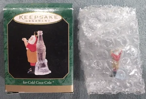 1996 Hallmark Miniatur Ornament Cool Delivery Weihnachtsmann auf Coca Cola Schlitten - Bild 1 von 4
