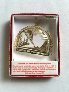 Adorno de latón destellado oro 24K genuino "Nansen Ski Jump" Berlín Nuevo Hampshire - Imagen 1 de 7