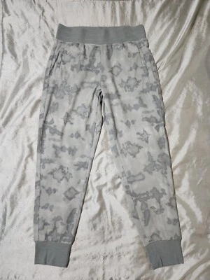 Joggers deportivos para mujer Jessica Simpson activos grises tie dye talla mediana Foto 1 de 4