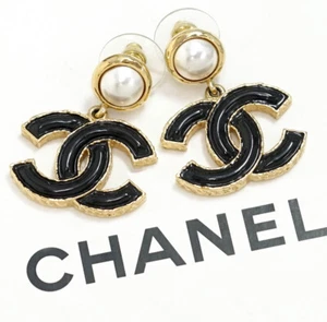 CHANEL CC Logos Black Enamel Pearl Stud Earrings Gold Tone L23K Auth w/Box - Picture 1 of 6