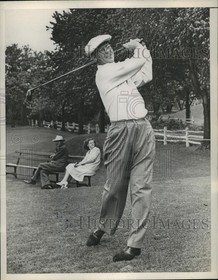 1946 Press Photo Golfer Ellsworth Vines in action on a golf course - nes54565