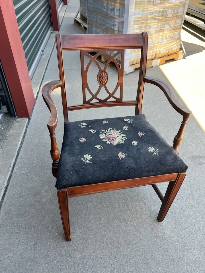 Silla vintage de madera y tela Drexel Furniture Co. usada ver fotos  Foto 1 de 4