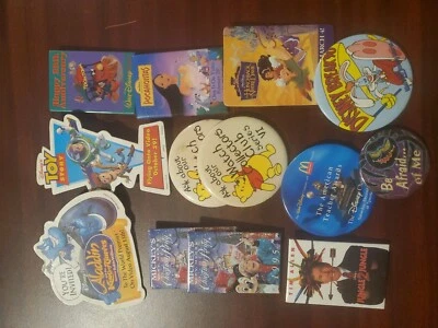 Lote de 13 prendedores botones de lanzamiento de video de película y tienda promocionales WDW Disney Foto 1 de 4