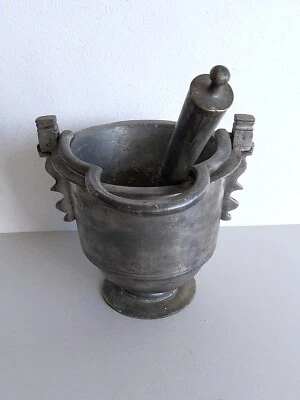 Ancien seau a aspersion et son goupillon Seau à eau bénite arcature gothique - Photo 1/4