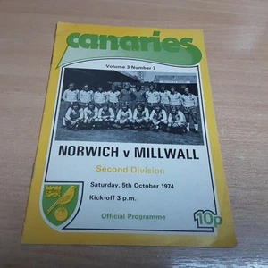 Norwich City v Millwall, (D2) 5/10/1974 - Imagen 1 de 2