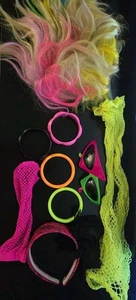 Accesorios de fiesta para mujer años 80 pulseras rosa, amarillo, naranja verde con peluca gafas - Imagen 1 de 6