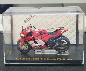 Ducati Desmosedici MotoGP 1/24 scale used with autograph - Picture 1 of 11