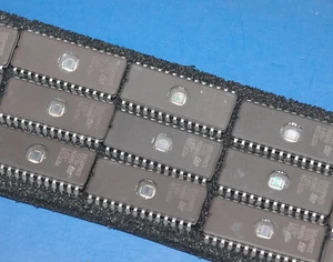 4 Stück - ST M27C128-10F1 - UV EPROM DIP-28 - 128K - für C64 Module - Bild 1 von 1