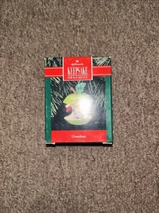 Adorno Hallmark Keepsake 1992 - nieto - ratón en manzana verde - Imagen 1 de 3