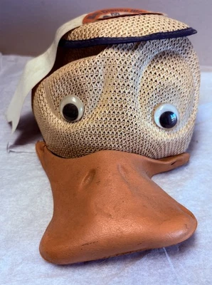 Sombrero de malla grande para niños Pato Donald Walt Disney World Souvenir Squeaker años 70 Foto 1 de 4