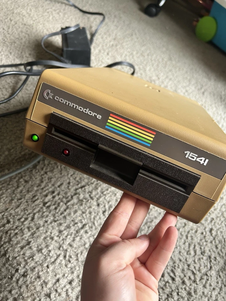 Unidad de disquete Commodore 64: modelo 1541 enciende  Foto 1 de 4