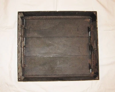 Antiguo mecanismo de persiana de rejilla de registro de calor de piso solo grande Foto 1 de 4