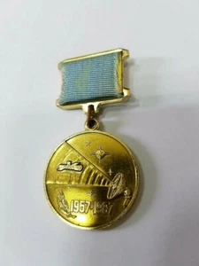 SIGNO INSIGNIA VINTAGE RUSIA SOVIÉTICA URSS ICONO RECOMPENSA 30 AÑOS DE LA ERA ESPACIAL RARO  - Imagen 1 de 12