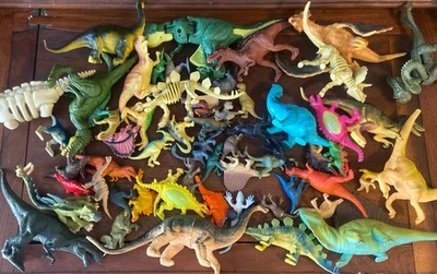 Lote de 2 libras de dinosaurios de plástico de todo tipo, más de 60 animales Foto 1 de 4