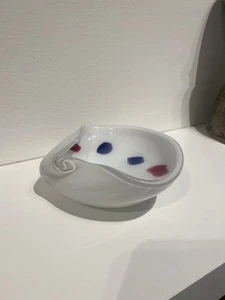 Kunstglas weiß Vintage Mid Century Schale mit Primärfarbakzenten postmodern - Bild 1 von 4