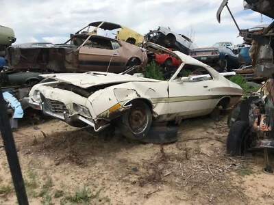 1972 1973 FORD GRAN TORINO TRUNK LID TRUNK LOCK HOUSING EMBLEM BEZEL PARTS CAR - Imagem 1 de 4