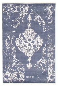 Traditional Hand-knotted Wool/Silk Carpet 3'11" x 5'11" Area Rug - Picture 1 of 9
