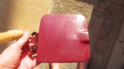 Puerta del tanque de gasolina Volvo 240 1975-1993 OEM 1315484 los colores son azul o rojo Foto 1 de 4