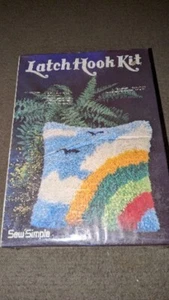 Kit de gancho de pestillo simple de costura 1979 de colección 12x12" nubes arco iris nuevo en caja - Imagen 1 de 3