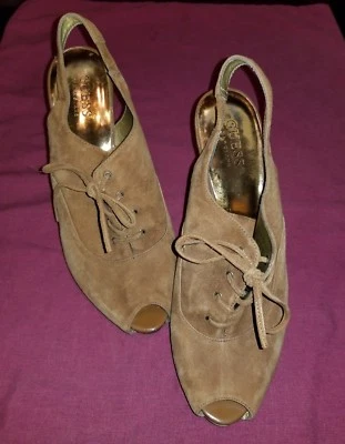 Hermosos Tacones Guess Coñac Peep Toe Con Cordones Eslinga Trasera Usados en Excelente Condición Talla 8.5. Foto 1 de 4