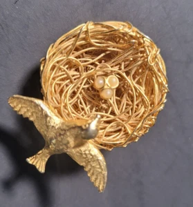 Vintage Jeanne Bird Nest and Egg Pin Brooch Gold Tone - Bild 1 von 6