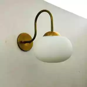 Applique da parete artigianale in ottone con dettagli a sfera artistica - Foto 1 di 7