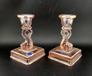 Imperial Glas Delphin Koi Stiel Kerzenständer rosa irisiertes Glas Vintage USA - Bild 1 von 14