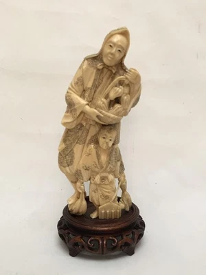 Fina estatua antigua japonesa tallada con soporte de madera Foto 1 de 4