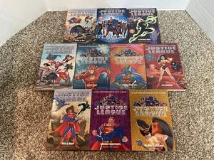 Set of 10 Justice League Series Chapter PB Books DC Comics Cartoon Network - Foto 1 di 2