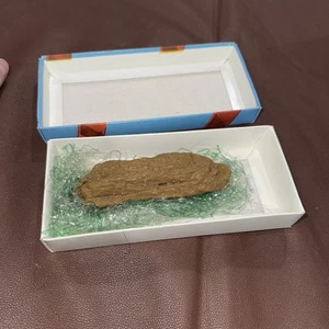 Foro Novedades 1996 caca falsa con caja mordaza regalo humor truco divertido - Imagen 1 de 5