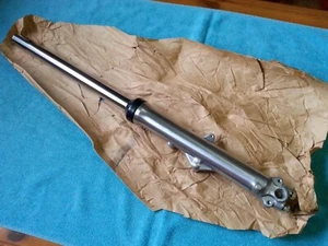 Gamba forcella completa Honda, OEM, NOS, R/H, CB750A, K7, K8, parte 51400-393-003 - Foto 1 di 5
