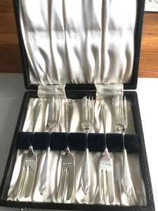 LOVELY CASED SET of SIX STERLING SILVER ART DECO CAKE PASTRY FORKS 1933 - Picture 1 of 11