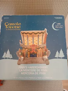 Lemax Carole Towne Collezione "Finn's Haberdashery" Villaggio di Natale Musicale - Foto 1 di 6