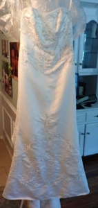 Wedding Dress/Gown David's Bridal Model # T9267 Size 10 and beautiful condition - Picture 1 of 8